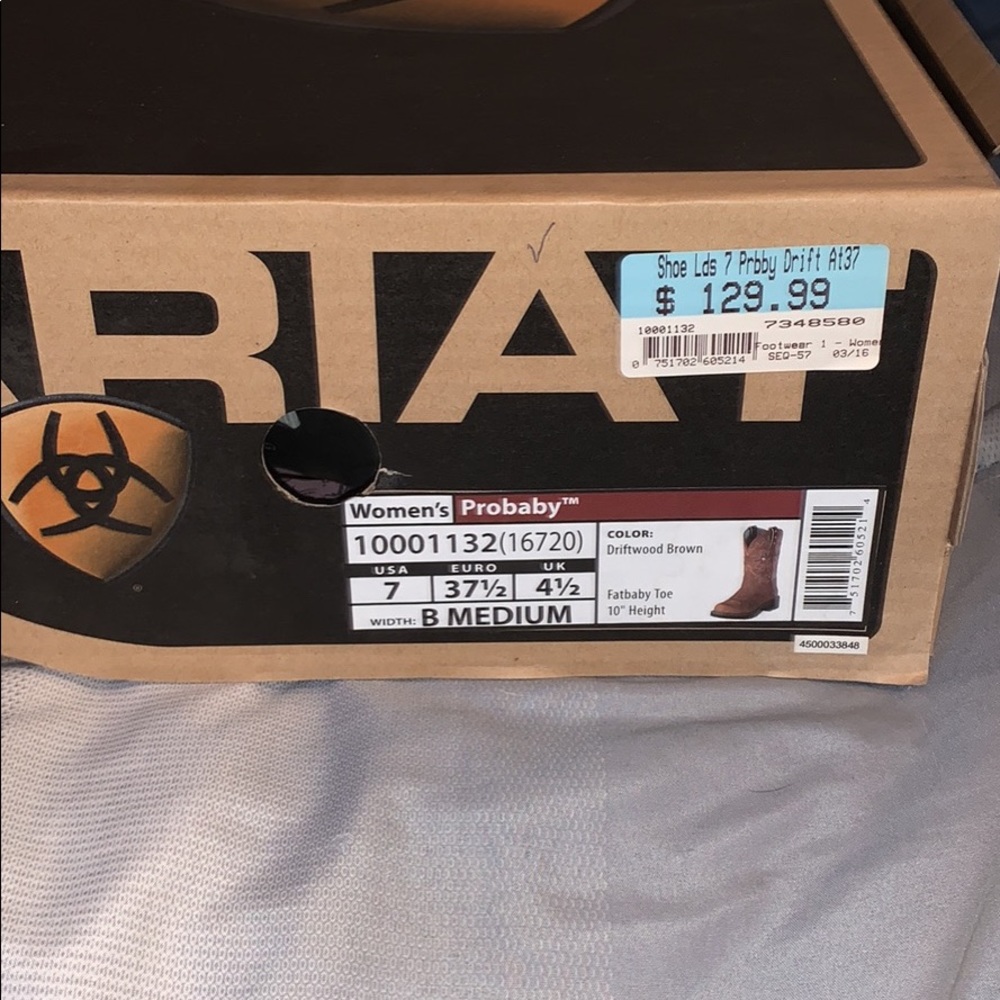 Women’s size 7 Ariat boots. New never worn. Asking $100